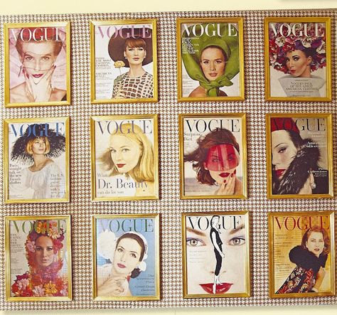 Vintage Vogue magazines framed by Charlotte Moss for display in her powder room. Magazine Images, Vogue Covers, Wall Gallery, Vintage Magazines, Baby Cold, Art Display, Photo Displays, Wall Display, Vintage Prints