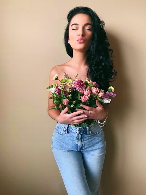 Women Photoshoot With Flowers, Flower Top Photoshoot Indoor, Flower Photoshoot Creative, Flower Top Photoshoot, Shooting Pose, Shooting Studio, Bouidor Photography, Beautiful Photoshoot Ideas, Flower Photoshoot