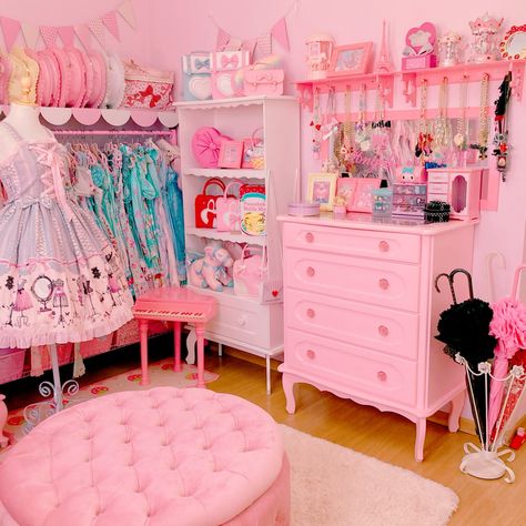 Kawaii Closet, Moving Apartment, Cute Room, Barbie And Ken, Lolita Fashion, Macarons, Brazil, Room Decor, Apartment