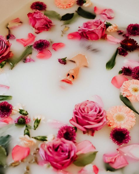 Milk Bath Aesthetic, Milk Bath With Flowers, Atheistic Pictures, Dark Atheistic, Flower Milk Bath, Bath Nails, Spiritual Baths, Bath Milk, Milk Bath Photography