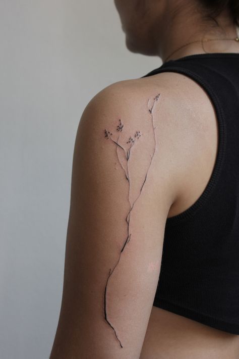 tattoo abstract botanical flower tattoo idea ботаническая татуировка необычная тату идеи уникальный стиль татуировка на руке arm tattoo Fine Line Tattoo Flowers Arm, Divine Feminine Tattoo Meaning, Shoulder Branch Tattoo, Trailing Tattoos For Women, Minimal Botanical Tattoo, Between Breast Tattoos For Women Simple, Botanical Flow Tattoo, Minimalist Botanical Tattoo, Abstract Floral Tattoo