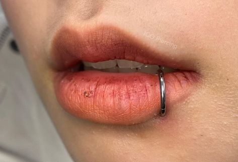 Persing Lips, Side Labret Piercing Rings, Pirsing Lip, Labret Piercing Ring, Lip Piercing Ring, Mouth Piercings, Pretty Ear Piercings, Jet Black Hair, Cool Piercings