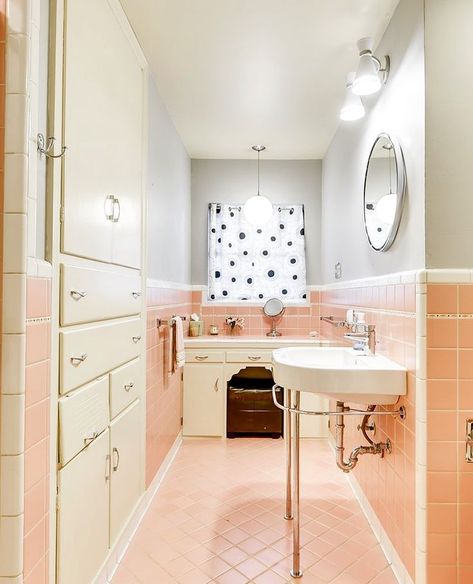 16 Pink Bathrooms That Prove This Color Works in Any Room Pink Tile Bathroom Ideas, Pink Tile Bathroom, Pink Bathroom Tiles, Pink Bathtub, Pink Tub, Vintage Pink Bathroom, Peach Bathroom, Vintage Bathroom Tile, Pink Tile