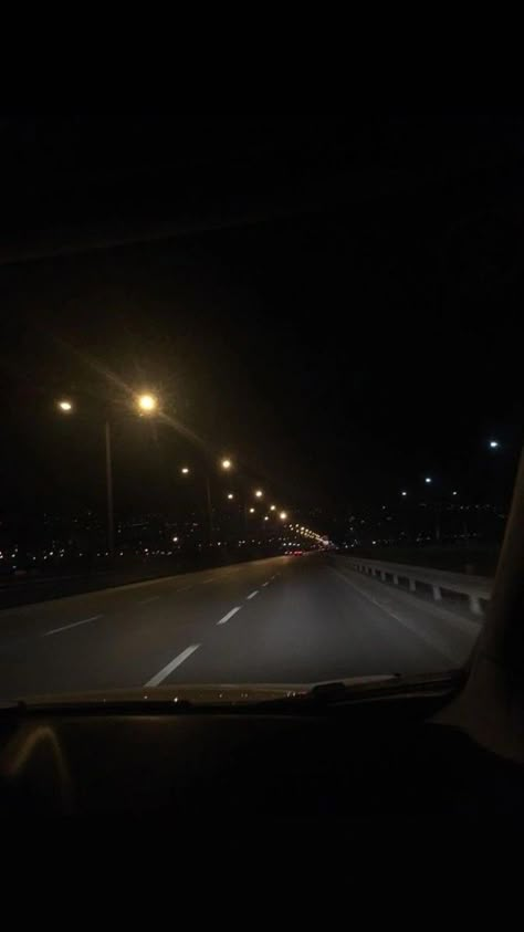 Picture Of Road At Night, Survive The Night Aesthetic, Highway Wallpaper Night, Car Pictures Instagram Night Aesthetic, Highway Pictures Night, Aesthetic Road Pictures Night, Aesthetic Fake Pictures, Driving On The Highway At Night, Night Highway Snap