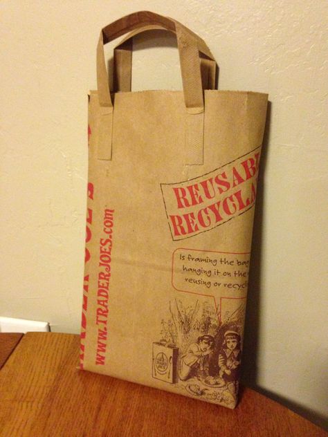 Re-used Trader Joe's bag as a gift bag Upcycle Paper, Paper Bag Crafts, Packaging Ideas Business, Eco Tote Bag, Clever Diy, Diy Upcycle, Eco Bag, Reusable Shopping Bags, Paper Tape