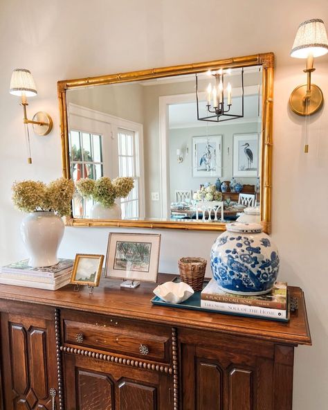 Adjust the style of using a wall lamp with the mirror frame you are using. When you use a wall lamp with a gold color, you can apply a mirror frame with a matching color for a maximum vintage touch too. Collection of porcelain ornaments can be placed on the console table. Vintage Look Wall Sconce from @harvelonthehunt #entrywaywall #decoratingentrywaywall #entrywaydecor Traditional Eclectic, Southern Traditional, Room Mirror, Entryway Wall, Design Room, Southern Home, Classic Interior, Design Case, Traditional Decor