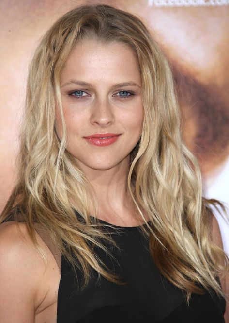 Teresa Palmer Theresa Palmer, Teresa Palmer Kristen Stewart, Teresa Mary Palmer, Textured Haircuts, Textured Hairstyles, Rosie Perez, Waves Texture, Emma Carstairs, Pretty Blonde