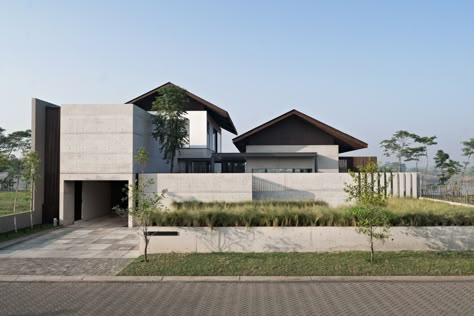 Gallery of Iyashi House / Pranala Associates - 23 Pranala Associates, Indonesian House, Arch House, House Design Exterior, Minimal House Design, Roof Styles, Tropical House, House Outside Design, Beautiful House