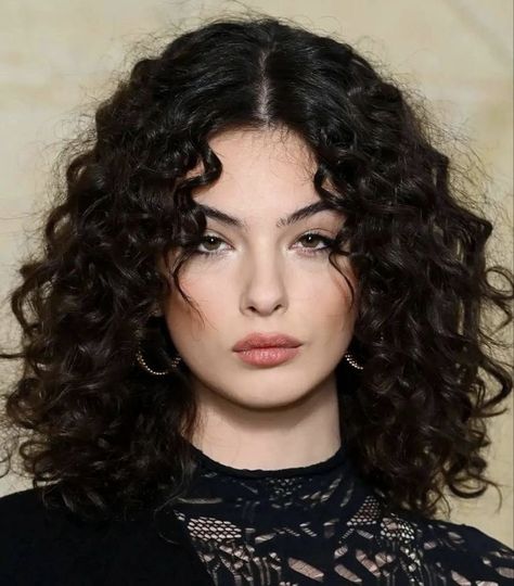 Italian Woman Face Claim, Deva Cassel Curly Hair, Makeup For Curly Hair, Elegant Curls, Deva Cassel, Dark Curly Hair, Natural Curls Hairstyles, Brown Hair With Highlights, Monica Bellucci