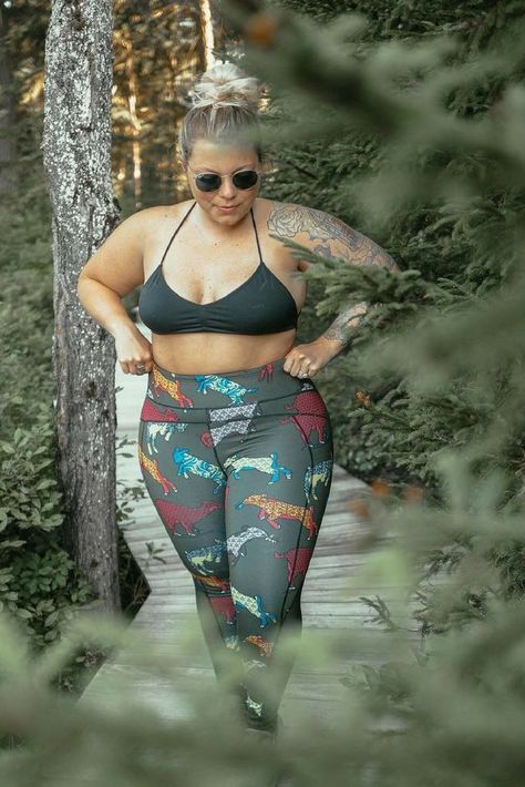 Hawaii Hiking Outfit, Plus-koon Muoti, Hawaii Vacation Outfits, Hiking Outfit Ideas, Hawaii Hiking, Yoga Sets Outfit, Island Vacation Outfits, Climbing Outfit Woman, Climbing Outfits