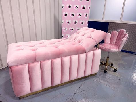 SALON BAE UK™️’s Instagram post: “Our beautiful “𝗕𝗢𝗨𝗝𝗘𝗘” bed for @holliebedfordbeauty 💗✨ Did you know this bed massages and has 10 functions. Get ready for them lash naps…” Pink Lash Bed, Curved Lash Bed, Lashes Salon Decor, Massage Bed Design, Pink Lash Room, Luxury Beauty Salon Design, Lash Bed Ideas, Lash Beds, Boutique Beauty Salon