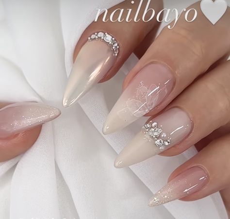 Nails With Pearls And Rhinestones, Pearl White Nails With Design, Nailbayo Nail, Nail Inspo Rhinestones, Wedding Nails With Pearls, Pearl Nail Designs, White Nail Inspo, Toenails Designs, Nails After Acrylics