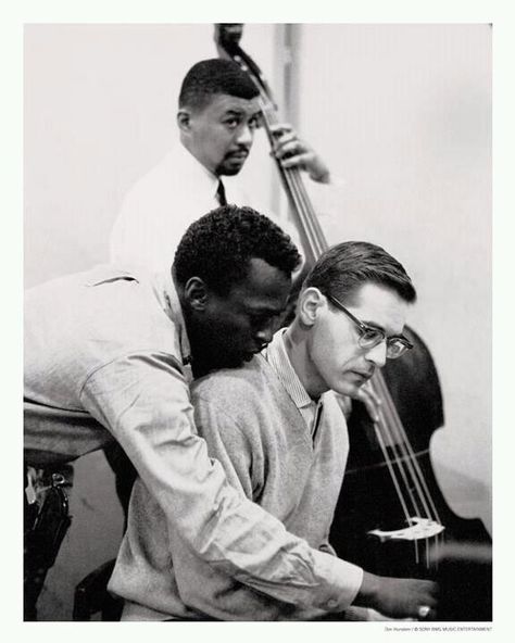 Miles Davis, Bill Evans & Paul Chambers - Epic photo taken during the recording sessions of Kind of Blue Paul Chambers, Bill Evans, Kind Of Blue, Jazz Artists, Cool Jazz, Epic Photos, Rock N’roll, Miles Davis, Jazz Musicians