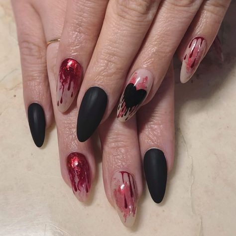 Creepy Valentines Nails, Valentines Day Nails Goth, Valentines Nails Goth, Emo Valentines Nails, Spooky Valentines Nails, Anti Valentines Nails, Goth Valentines Nails, Gothic Valentines Nails, Anti Valentines Day Nails