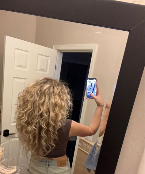 Blonde curly hair inspiration Layered Curly Blonde Hair, Different Perm Curls Types Of, Blond Perm, Dirty Blonde Curly Hair, Blonde Perm, Curly Hair Inspo, Short Permed Hair, Highlights Curly Hair, Neutral Blonde