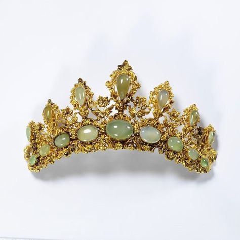 Tiara Gold, Chrysoprase England, 1825-1835 Given by Dame Joan Evans The Victoria & Albert Museum By the 1830’s, technology in a vari... Royal Crowns, Royal Tiaras, Gold Tiara, Green Stones, Royal Jewels, Royal Jewelry, Crown Jewels, Victoria And Albert, Victoria And Albert Museum