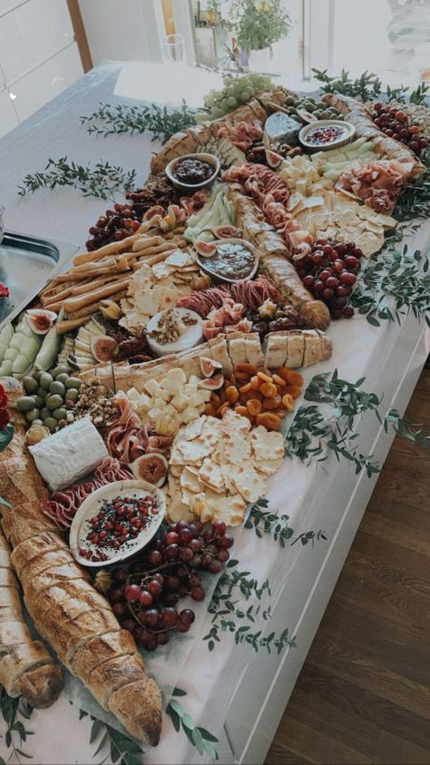 Charcuterie Inspiration, Party Food Platters, Charcuterie And Cheese Board, Charcuterie Recipes, Grazing Tables, Snacks Für Party, Party Food Appetizers, Food Platters, Wedding Food