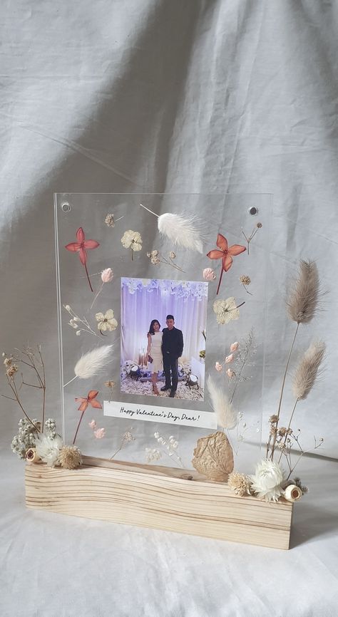 Dried Flower Christmas, Pressed Flowers Frame, Photo Frame Shop, Flower Frames, Acrylic Gift, Pressed Flower Frame, Christmas Hampers, Anniversary Gift Diy, Photo Stand