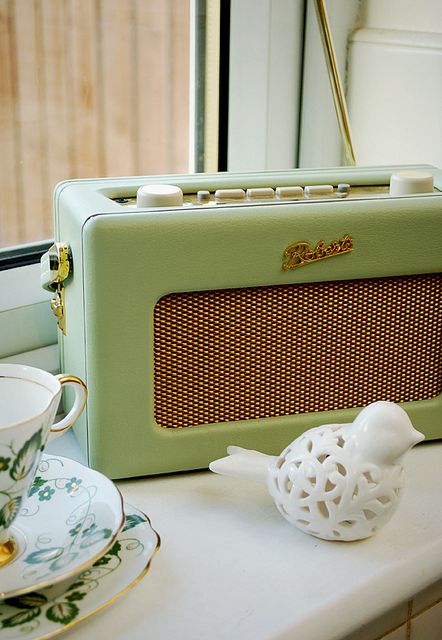 Awesome radio and colour #iwant Radio Aesthetic, Kitchen Radio, Green Radio, Roberts Radio, Mint Green Aesthetic, Retro Radio, Vintage Radios, Antique Radio, Old Radios