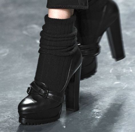 Dr Shoes, Shoe Inspo, Aesthetic Shoes, Mode Inspo, Pretty Shoes, Dream Shoes, Grunge Outfits, Cute Shoes, Sock Shoes