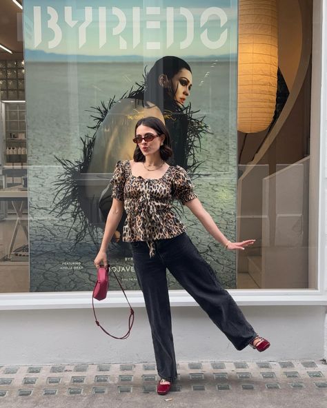 🐆🐆 Top: @damsonmadder Jeans: @topshop Shoes: @alohas Bag: @polene_paris #leopardprint #springoutfits #londonoutfits #springfashion Capsule Wardrobe Outfits, London Outfit, Wardrobe Outfits, London Fashion, Capsule Wardrobe, Spring Outfits, Spring Fashion, Leopard Print, Topshop