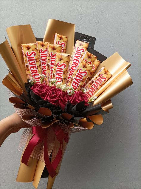 Bucket Coklat Valentine, Bucket Coklat Silver Queen, Chocolate Bouquet Aesthetic, Snack Bouquet, Chunky Bar, Bucket Gifts, Food Bouquet, Diy Bouquet Wrap, Bouquet Tutorial