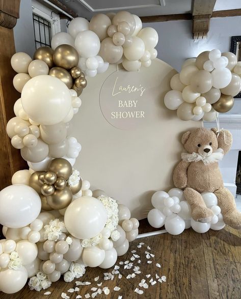 Gender Review Decoration, Neutral Color Gender Reveal Ideas, Neutral Gender Reveal Ideas For Party Decoration, Deco Baby Shower Mixte, Gender Reveal Ideas For Party Decoration Indoor, Neutral Baby Gender Reveal Ideas, Baby Showroom Ideas, Baby Shower Blanco, Bear Balloon Arch