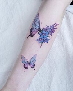 Realistic Butterfly Tattoo, Lilac Tattoo, Butterfly And Flowers, Butterfly Tattoos For Women, Inspiration Tattoos, Tatuaje A Color, Flowers Tattoo, Butterfly Tattoo Designs, Tattoo Life