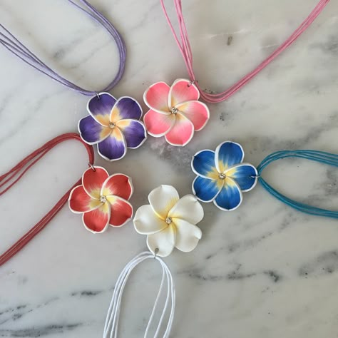 Obsessed with our new tropical flower necklaces 🌺 buy one get one half price with code SUMMERHALF 💖🌸 #flowernecklace #flowerjewellery #pinterestaesthetic #summerjewelry #summerjewellery Clay Jewellery Necklace, Diy Clay Necklace, Clay Pendants Diy, Polymer Clay Crafts Ideas, Clay Crafts Ideas, Diy Fabric Jewellery, Flower Necklaces, Clay Keychain, Diy Pendant Necklace