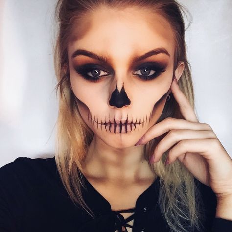 Simple skull Skeleton Makeup Pretty Easy, Skull Makeup Pretty, Skeleton Makeup Pretty, Halloween Skeleton Makeup, Skull Halloween Makeup, Halloweenský Makeup, Holloween Makeup, Creative Look, Simple Skull