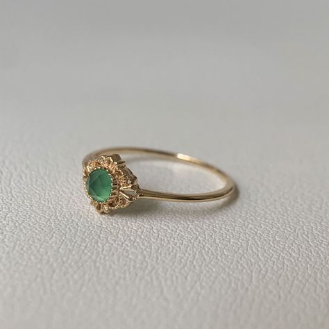 Simple Unique Engagement Rings Vintage Classy, Minimalist Engagement Ring Vintage, Vintage Green Ring, Retro Engagement Rings, Retro Rings, Cute Promise Rings, Gem Rings, Pretty Engagement Rings, Victorian Engagement Rings