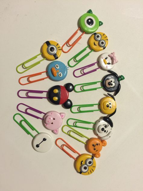 Disney Tsum Tsum polymer clay bookmarks Fimo Kawaii, Polymer Clay Kunst, Polymer Clay Disney, Clay Crafts For Kids, Tanah Liat, Disney Tsum Tsum, Polymer Clay Diy, Polymer Crafts, Cute Polymer Clay