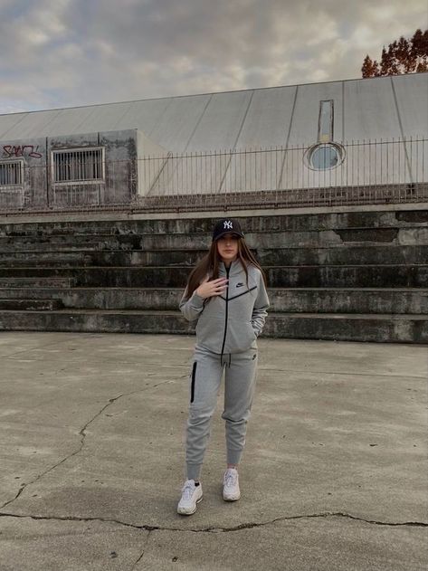 Tech Fleece Girl, Drip Outfits Women, Nike Tech Tracksuit, Nike Tech Fleece Tracksuit, School Layout, Nike Fits, Tech Outfit, Fleece Outfit, Tech Girl