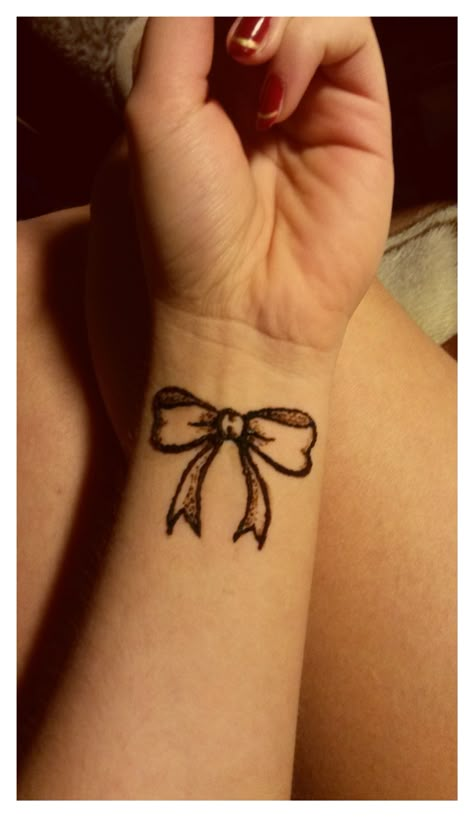 Bow henna tattoo Heart Henna Tattoo, Easy Henna Doodles, Birthday Henna Design, Bow Mehndi, Coquette Henna Design, Bow Henna Design, Hand Tattoos Easy, Henna Wrist Designs, Henna Inspo Easy