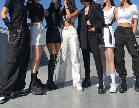 Celana Jogger Wanita, Kpop Concert Outfit, Tokyo Street Fashion, Bts Inspired Outfits, Hipster Grunge, Elegante Casual, Grunge Style, Kpop Fashion Outfits, Inspired Outfits