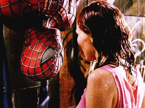 Spiderman Upside Down, Spiderman 2002, Spider Man Trilogy, Silk Marvel, Spiderman 1, Movie Kisses, Spiderman Spider, Spiderman Movie, Marvel Spiderman Art