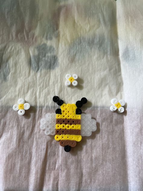 Bee Perler Beads, Bee Perler Bead Pattern, Small Pearler Bead Ideas, Mini Hama Beads, Small Sunflower, Small Bees, Pixel Beads, Melty Bead Patterns, Easy Perler Beads Ideas