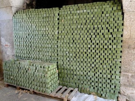 Aleppo soap making Aleppo Soap, Green Soap, How To Make Greens, Soap Maker, Castile Soap, Best Soap, Soap Recipes, Soap Bar, Palm Oil