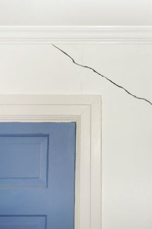 Cracks in Walls? Here's Exactly How Concerned You Should Be - Bob Vila Repair Ceilings, House Makeovers, Cracked Wall, Drywall Repair, Rory Williams, Bob Vila, Flipping Houses, Home Reno, Wall Treatments