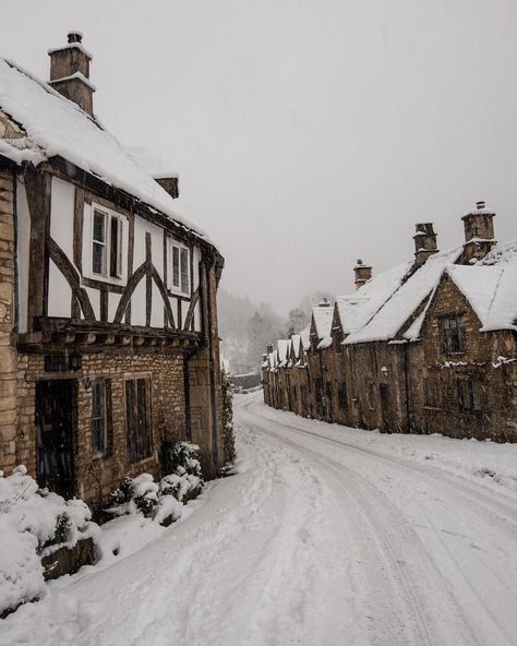 Ireland Winter Aesthetic, Adventurer Character, Winter Lockscreen, English Farm, Christmas Moodboard, Uk Aesthetic, Visualization Board, Dr Aesthetic, British Christmas