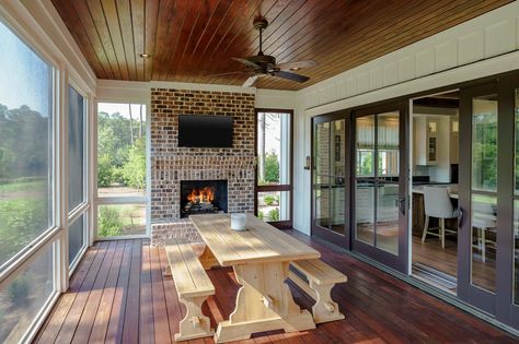 Exquisite South Carolina farmhouse evoking a low country style Low Country Style, Modern Farmhouse Sunroom, Carolina Farmhouse, Farmhouse Sunroom, Farmhouse Details, Country Kitchen Flooring, Low Country Homes, Italian Farmhouse, Sunroom Decorating