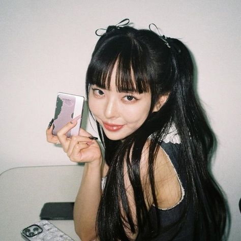 Vivi Polaroid, Vivi Loona, Film Polaroid, Beauty And The Beat, Korean K Pop, Odd Eyes, Olivia Hye, Angel Face, October 25