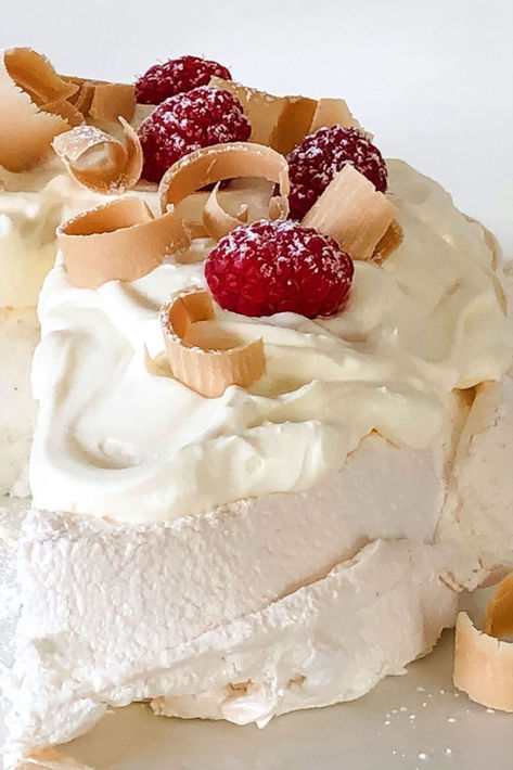 What if we told you that you can make a pavlova without needing to heat up the kitchen with your oven? Well, with this easy air fryer recipe, you can whip up a fluffy meringue base without spending hours cooking! Air Fryer Meringue, Air Fryer Meringues, Air Fryer Pavlova, Fluffy Meringue, Pavlova Recipe, Air Fryer Recipe, Easy Air Fryer, Vegetarian Meal, Vanilla Cream