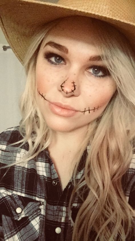 Lady Scarecrow Makeup, Easy Scare Crow Halloween Makeup, Homemade Scarecrow Costume Women, Women’s Diy Scarecrow Costume, Easy Diy Scarecrow Costume For Women, Cute Scarecrow Makeup For Women, Scar Crow Makeup, Scarecrow Makeup Simple, Easy Scarecrow Makeup Last Minute