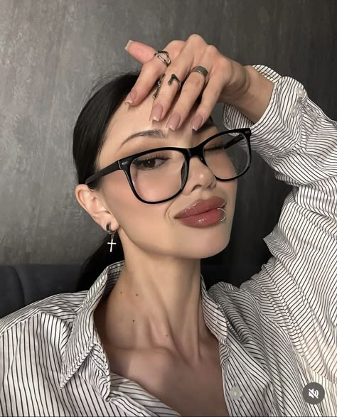 Gen Z Glasses, Black Frame Glasses Aesthetic, Black Glasses Frames Aesthetic, Feminine Glasses, Cute Glasses Frames, Glasses Outfit, Glasses Inspo, Glasses Inspiration, Mode Chanel