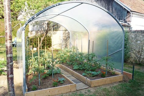 Découvrez dans cet article toutes les conditions spécifiques pour cultiver des tomates bien rouges et juteuses sous serre de jardin. Outdoor Garden Sink, Rustic Greenhouses, Underground Greenhouse, Simple Greenhouse, Cheap Greenhouse, Modern Greenhouses, Tropical Greenhouses, Garden Sink, Best Greenhouse