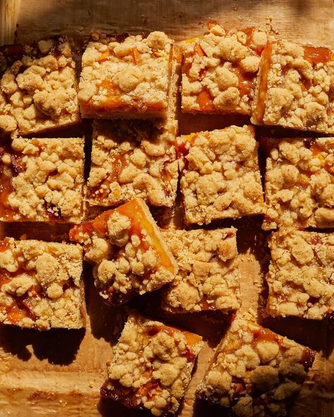 Peach Bars, Peach Cobbler Bars, Peach Crumble Bars, Peach Crumble, Crumble Bars, Baking Company, Baking Project, Stone Fruit, Brown Butter