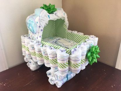 Cute Baby Gift Ideas, Diaper Bouquet, Diaper Cake Centerpieces, Diaper Wreath, Diaper Gifts, Baby Shower Baskets, Baby Gift Ideas, Handmade Baby Shower Gift, Baby Handprint