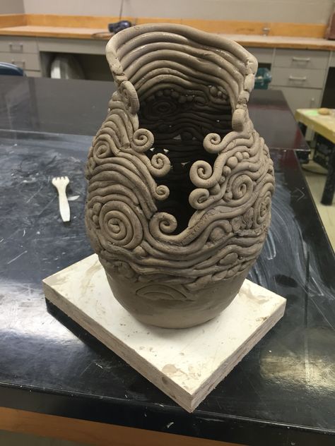 Clay Project Ideas, Ceramic Lessons, High School Ceramics, Coil Pottery, Coil Pots, Beginner Pottery, School Images, Sculpture Art Clay, Pottery Handbuilding