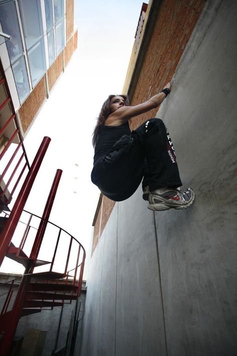 Wall = Just another surface to run on. #parkour #freerunning #fun stretching tips, flexibility Extreme Parkour, Parkour Girl, Sports Gym, Dynamic Poses, Break Dance, Free Running, Action Poses, Parkour, Extreme Sports